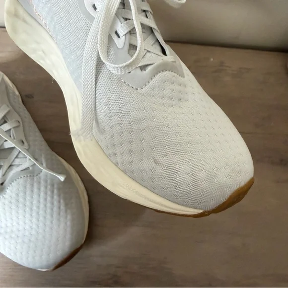 New Balance NWOT Arishi V4 Running Shoes Light Gray and White Size 9.5 - Picture 6 of 10